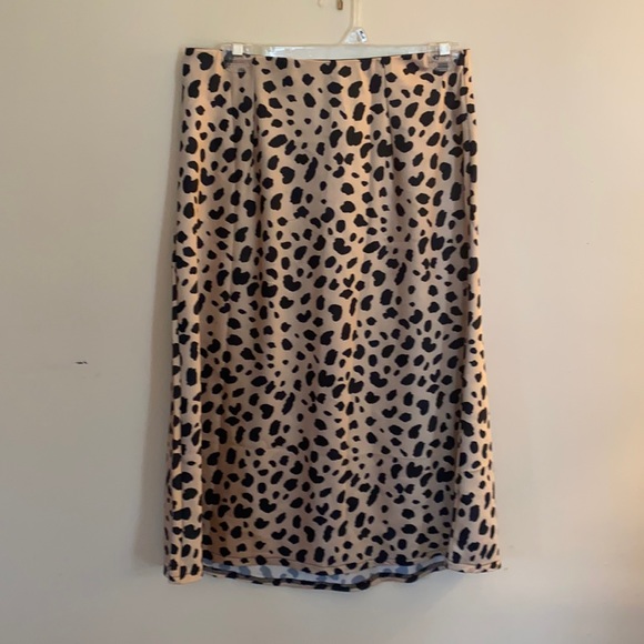 Never worn leopard silky skirt - Picture 1 of 2